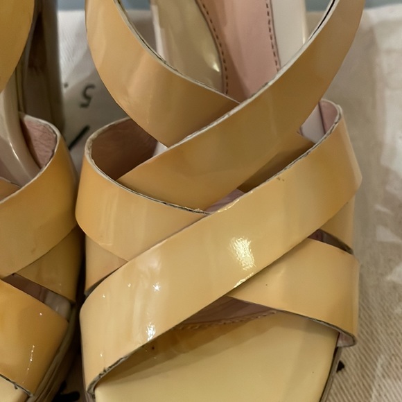 Women’s size 4, a bit higher than 4 inches - Picture 6 of 6